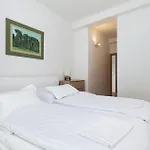 Beautiful Home In Punat With Private Swimming Pool, Can Be Inside Or Outside بيت للعطل *
