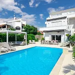 Beautiful Home In Punat With Private Swimming Pool, Can Be Inside Or Outside بيت للعطل بونات