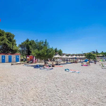 Front In With Kitchen *