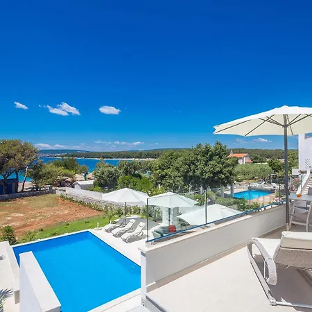 Beautiful Home In Punat With Private Swimming Pool, Can Be Inside Or Outside بيت للعطل بونات