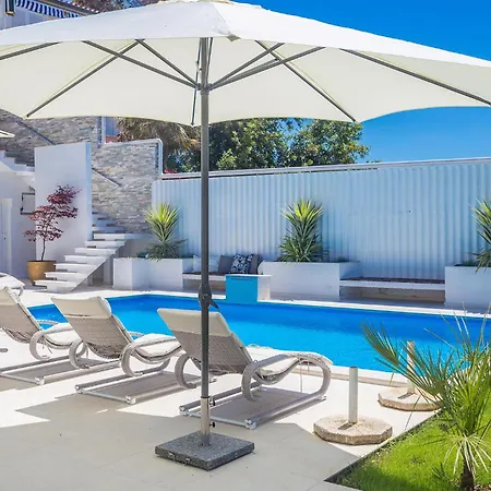 Beautiful Home In Punat With Private Swimming Pool, Can Be Inside Or Outside بيت للعطل بونات