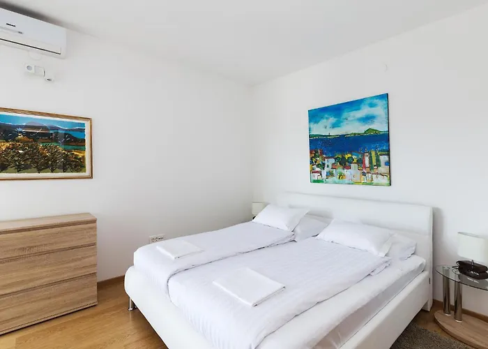 Front In With Kitchen * Punat