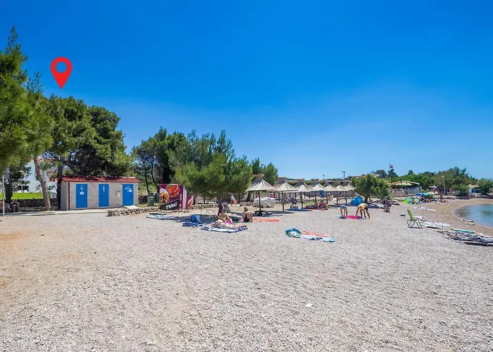 Front In With Kitchen *