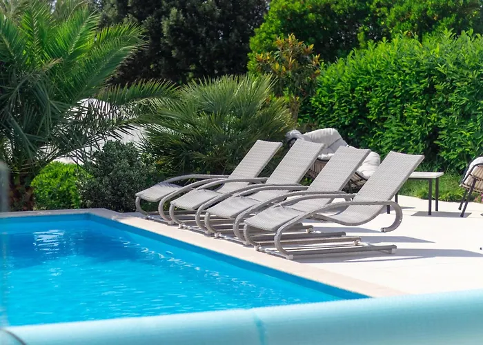 Front In With Kitchen Punat