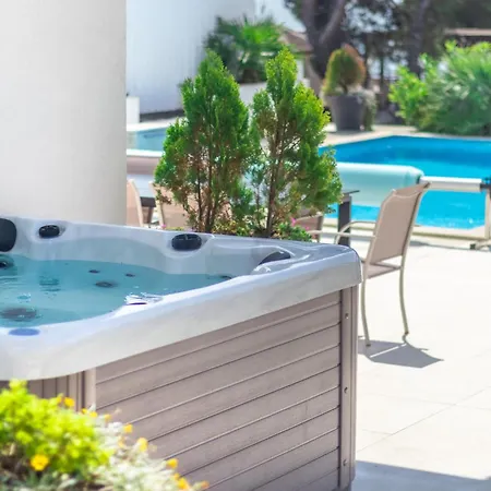 Beautiful Home In Punat With Private Swimming Pool, Can Be Inside Or Outside Ferienhaus