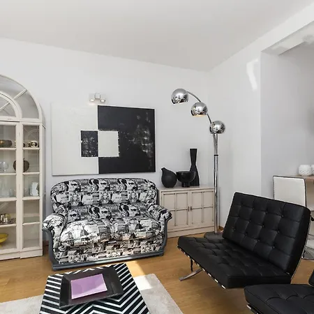 Front In With Kitchen Punat