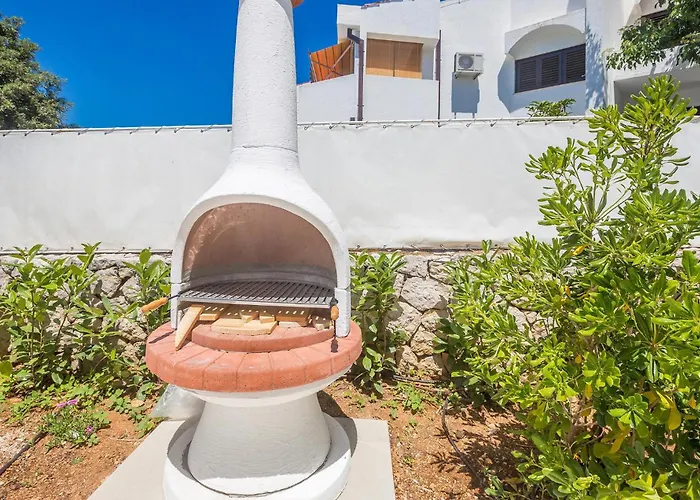 Front In With Kitchen