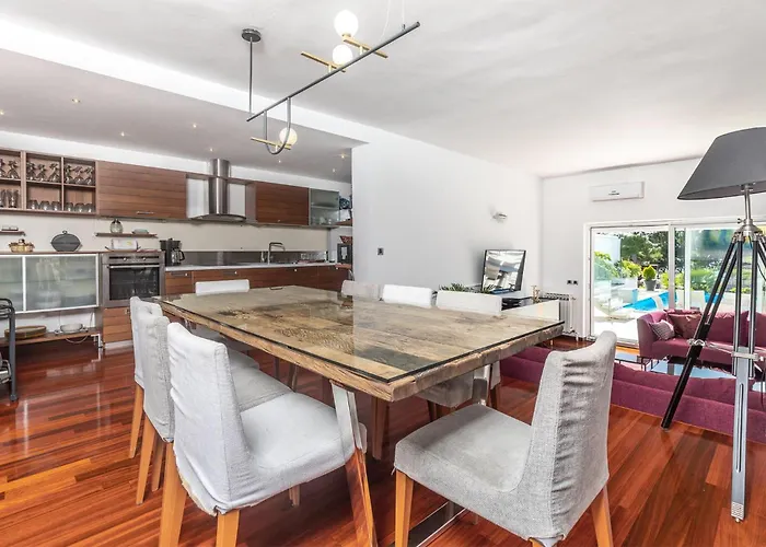 Front In With Kitchen