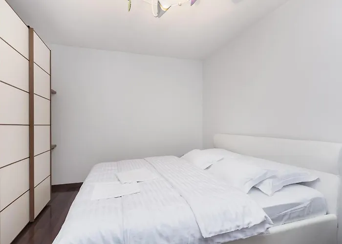 Front In With Kitchen * Punat