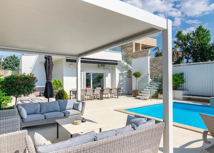 Front In With Kitchen