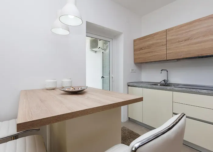 Front In With Kitchen Punat